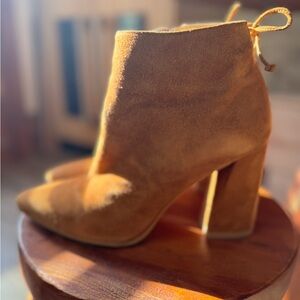 Stuart Weitzman tie back suede camel boots. Size 8
